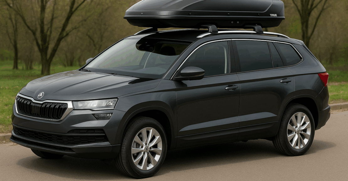 Krovni kofer montiran na automobilu tokom vožnje po snegu