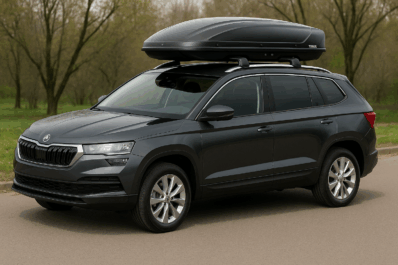 Krovni kofer montiran na automobilu tokom vožnje po snegu