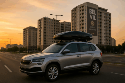 Vozač zaključava krovni kofer pre početka putovanja