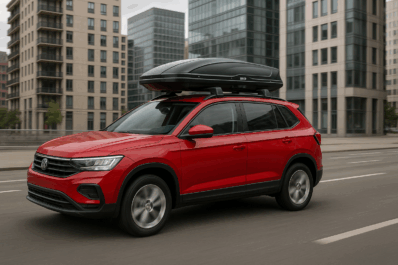 Porodično putovanje automobilom sa krovnim koferom punim prtljaga