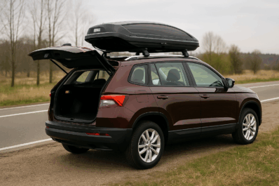 Montaža krovnog kofera na automobilu ispred porodične kuće