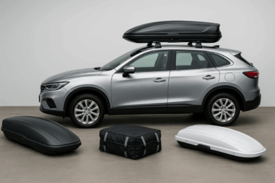 Krovni kofer montiran na automobilu tokom porodičnog putovanja