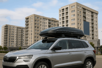 Automobil sa manjim krovnim koferom na dnevnom izletu